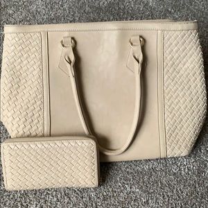 A purse and matching wallet.